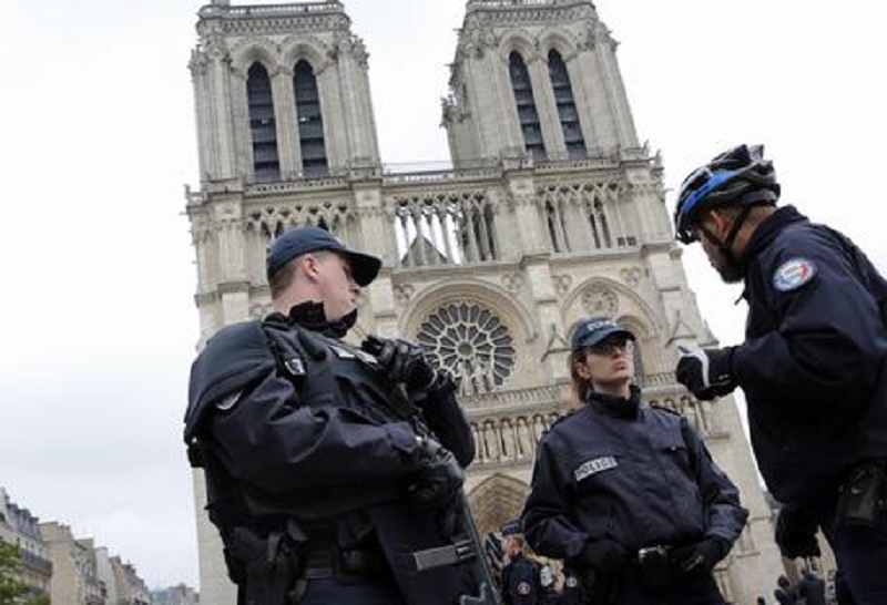 Parigi, uomo col martello a Notre Dame: poliziotto spara e lo ferisce