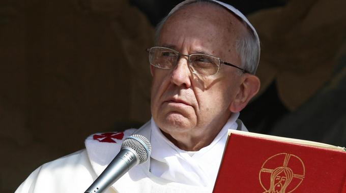 Papa Francesco e "il vescovo col vizietto che molesta i turisti fuori dal Vaticano"