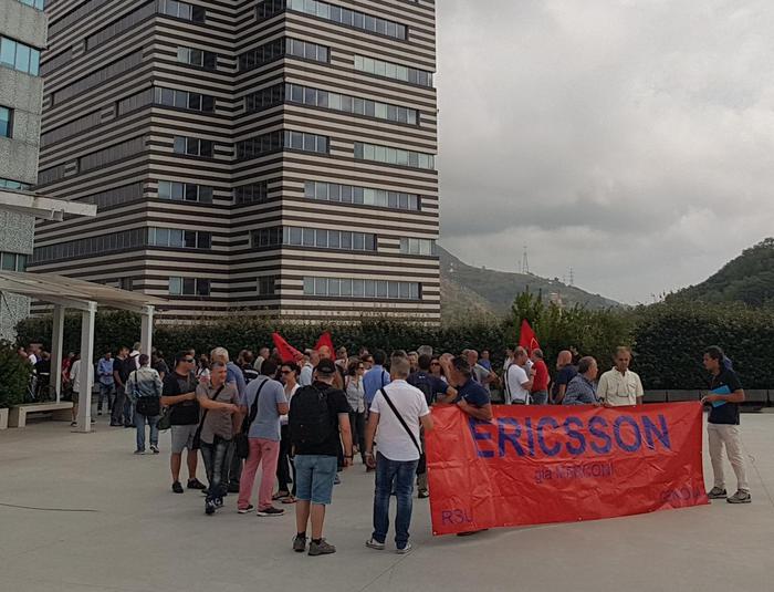 Ericsson li licenzia, lavoratori bloccano casello autostrada A10 a Genova