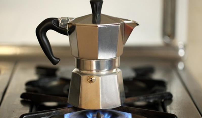 Aquileia, accende il fornello a gas per farsi un caffè: gli esplode in faccia