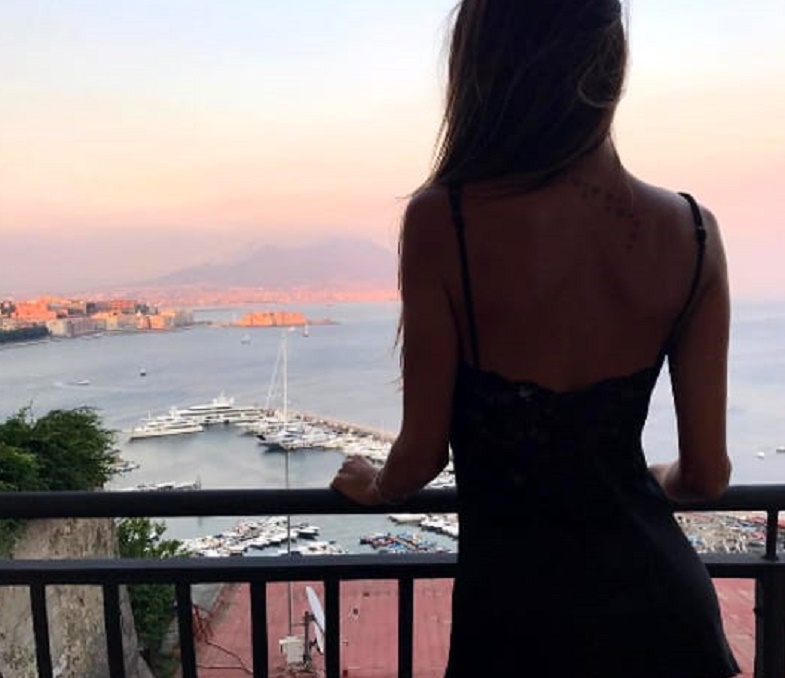 Cristina Buccino di spalle sul balcone: di fronte il Vesuvio in fiamme0607