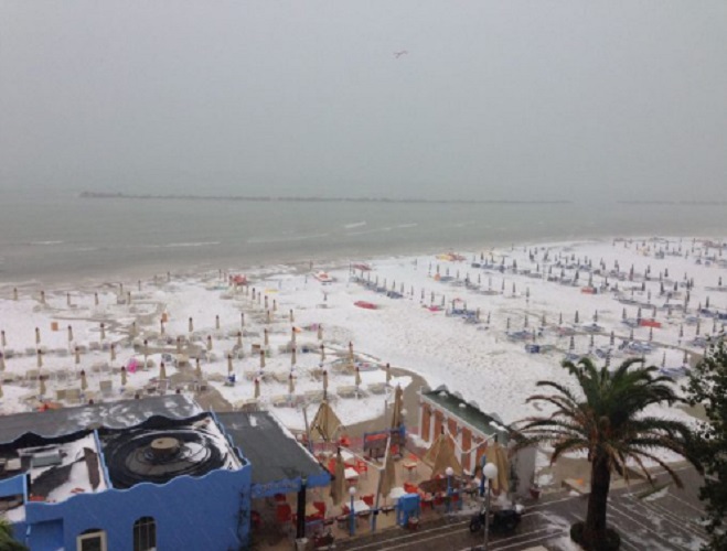 YOUTUBE-FOTO Grottammare, spiaggia imbiancata dalla grandine