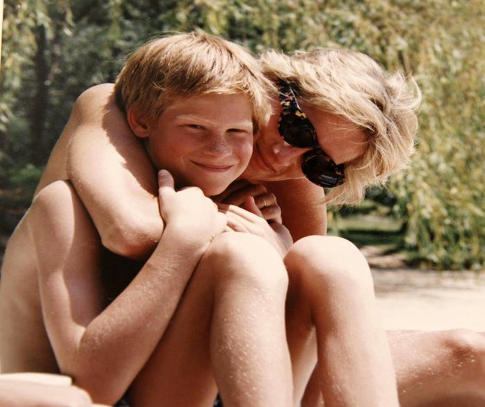 Lady Diana, foto e ricordi di William e Harry 20 anni dopo. "Quell'ultima telefonata..."01