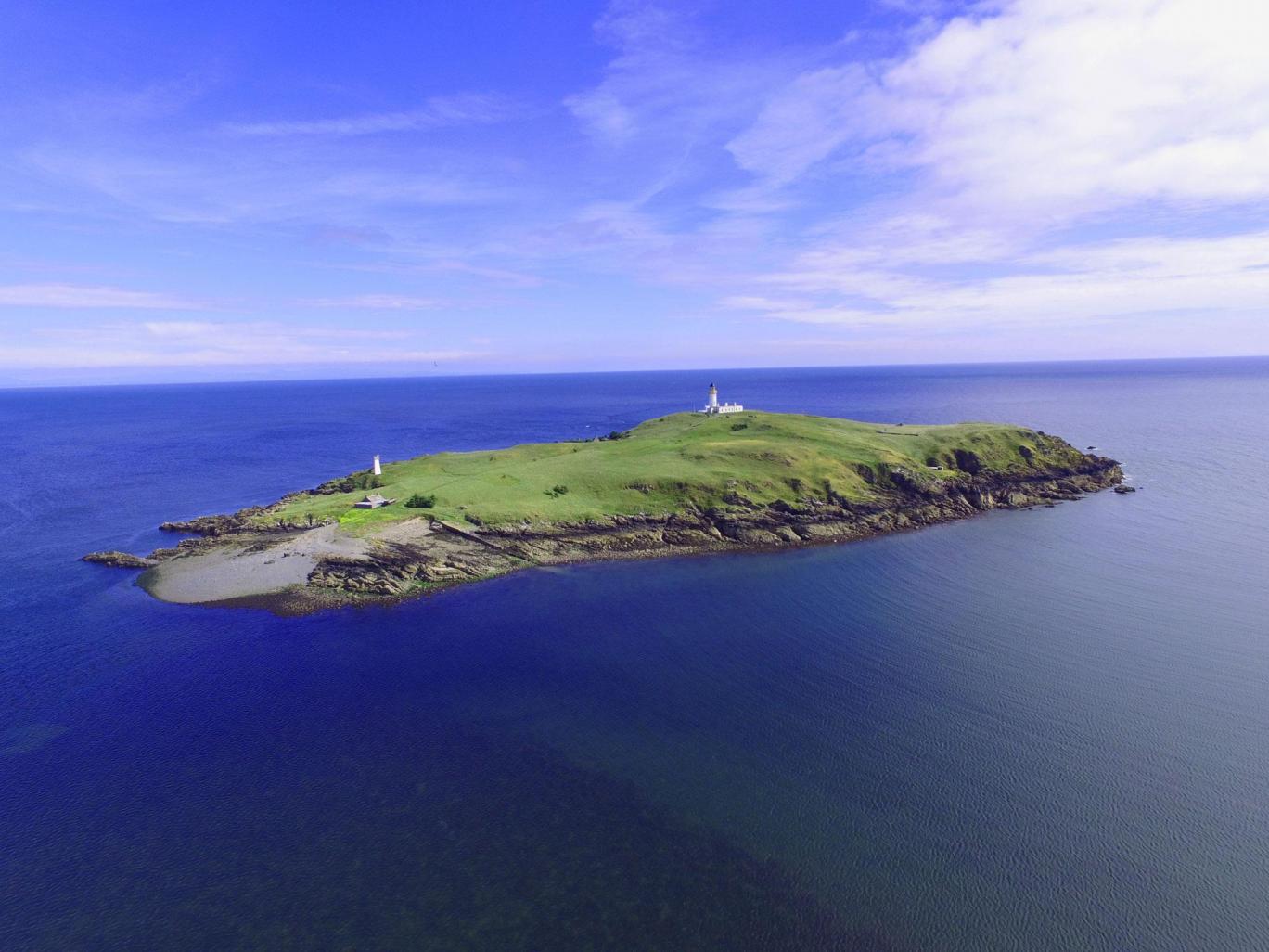 Little Ross, l'isola scozzese in vendita a 360mila euro: cottage, faro e quell'omicidio...