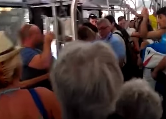 YOUTUBE Cagliari, passeggeri difendono straniero bloccato dai controllori: "Razzisti"