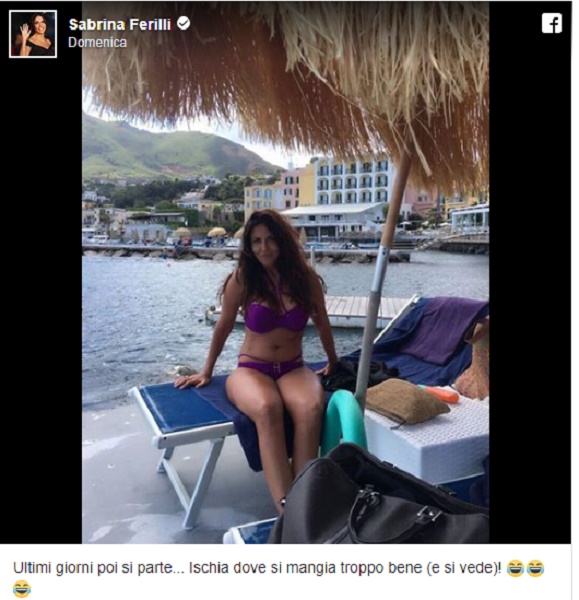 Sabrina Ferilli in bikini e in formissima a Ischia