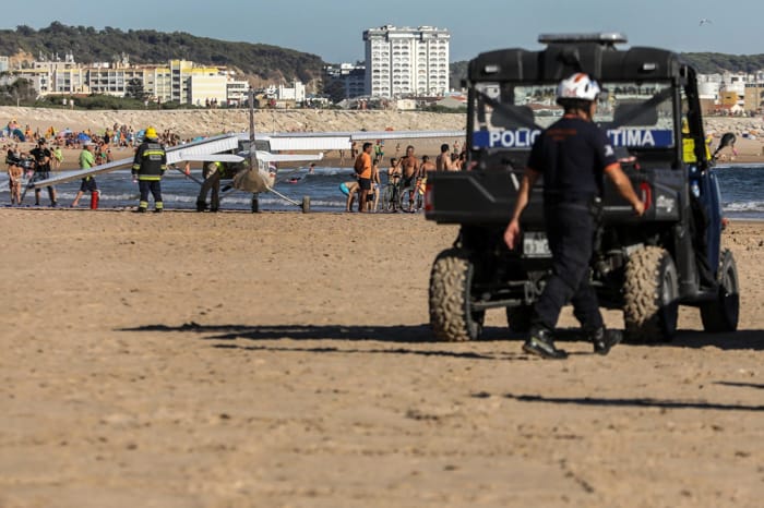 Portogallo, aereo da turismo atterra in spiaggia e travolge i bagnanti: morti un uomo e una bimba