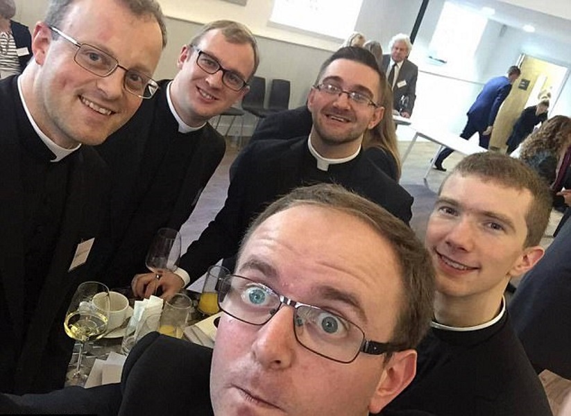 Cardiff, preti cacciati dal bar: pensavano fossero in costume per un addio al celibato...