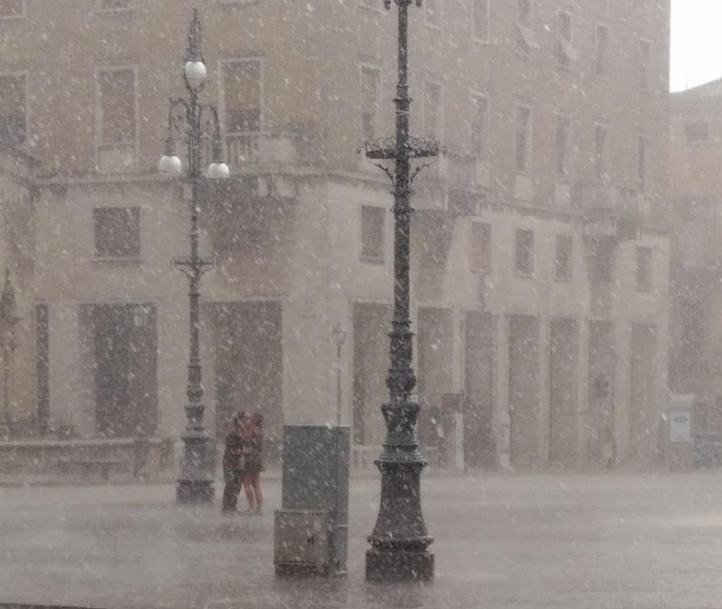 Lecce, il bacio degli innamorati in piazza Sant'Oronzo durante il temporale FOTO