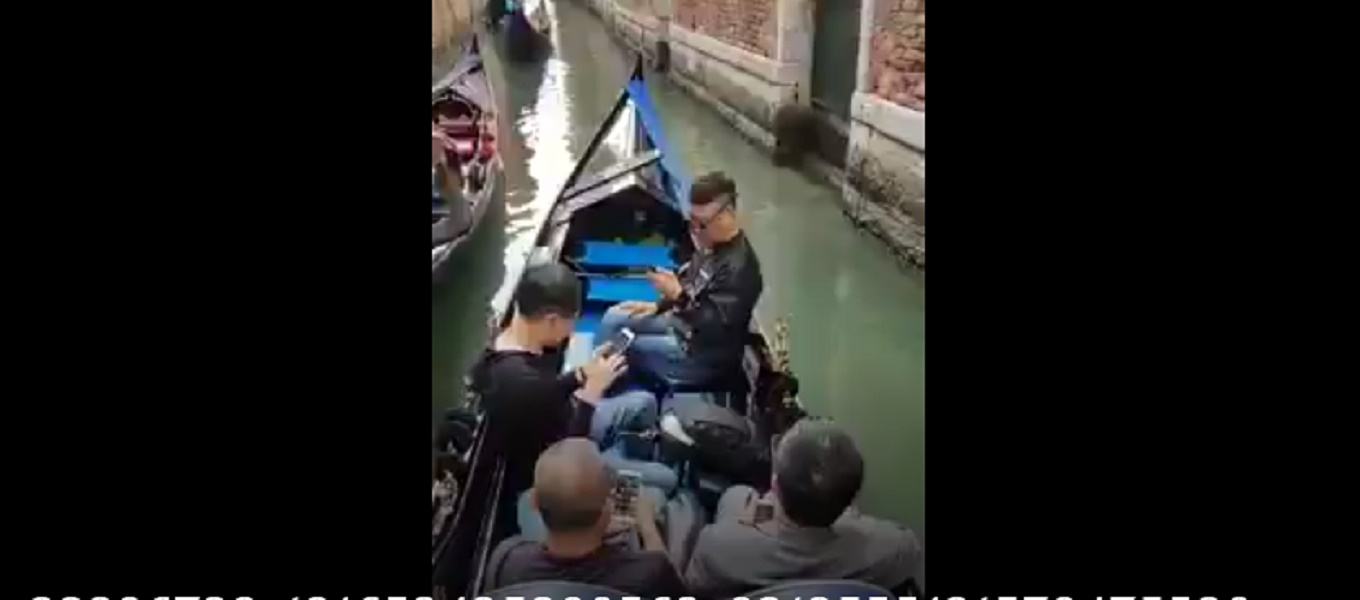 Venezia: zombie del cellulare in gondola. Il gondoliere li prende in giro VIDEO