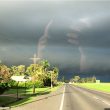 mani-cielo-uragano-australia