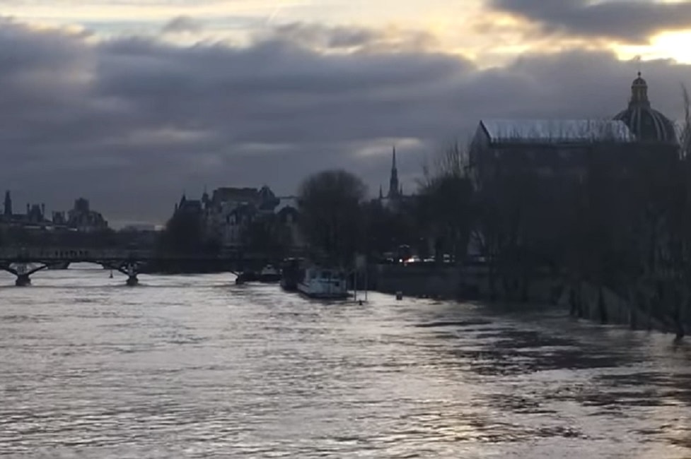 Parigi, Senna in piena: metro chiuse, sgomberati i primi centri inondati. Anche il Louvre chiude