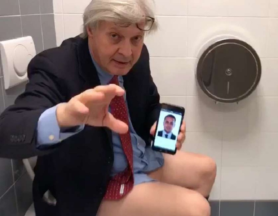 Il video di Vittorio Sgarbi seduto sul water con la foto di Di Maio: "Il lassativo che vi aiuta"