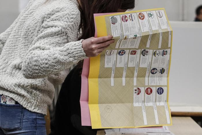 Elezioni 2018, schede sbagliate a Roma: presidente seggio svuota urna