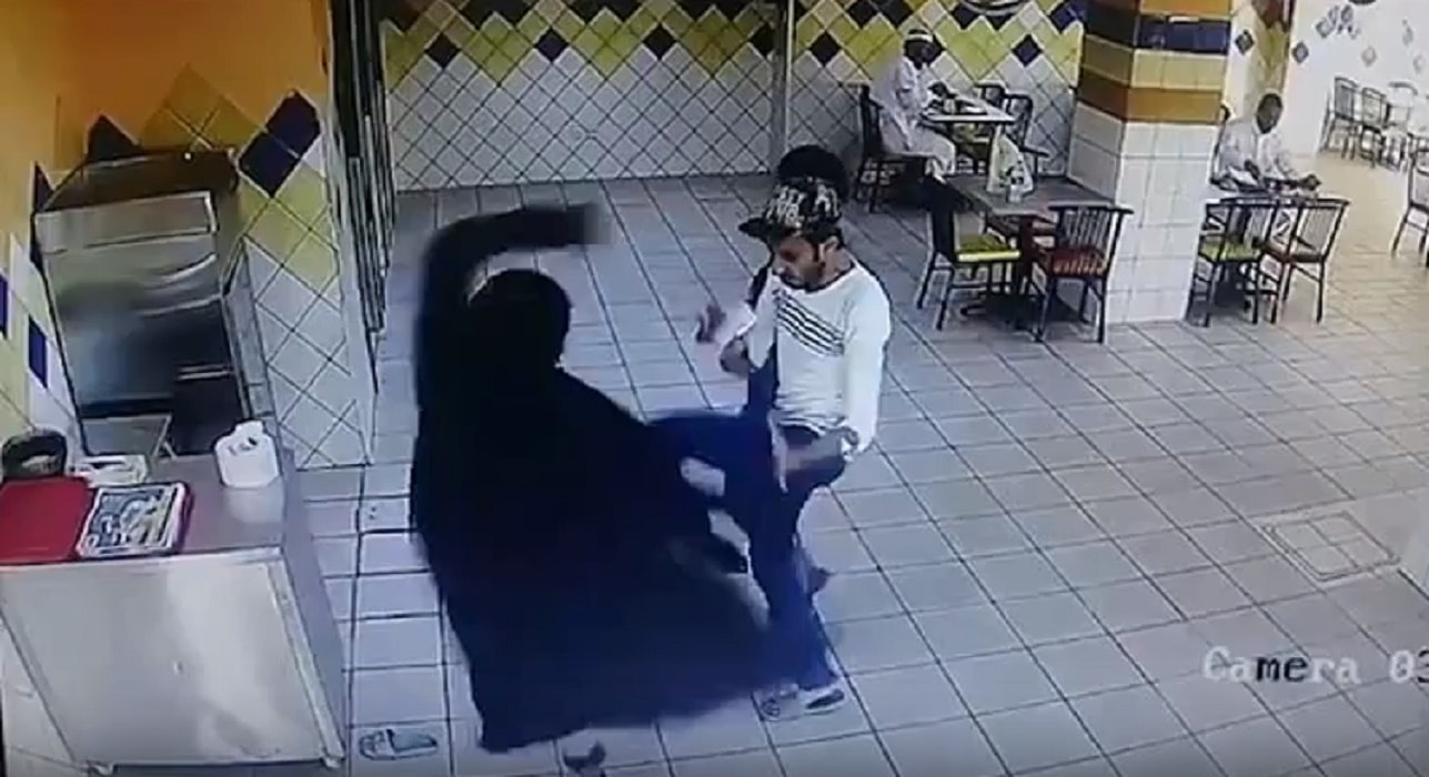 Donna saudita prende a calci lo chef e gli tira una scarpa