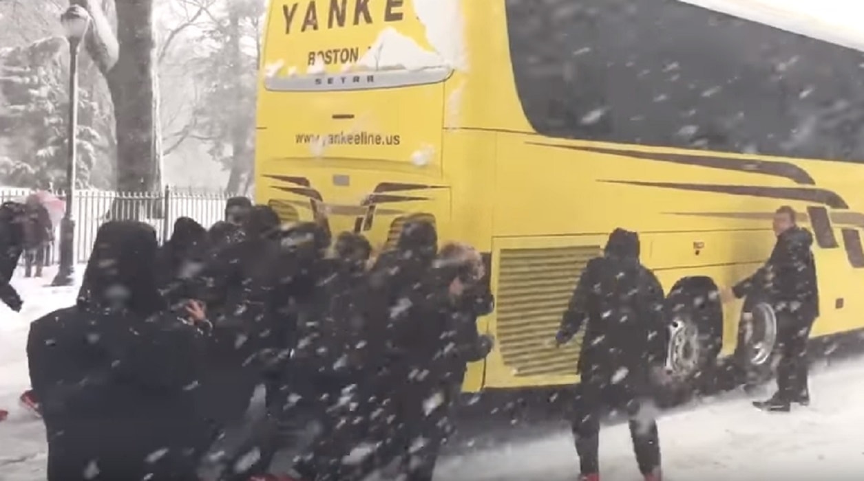 Bus impantanato nella neve: le atlete di basket si mettono a spingere