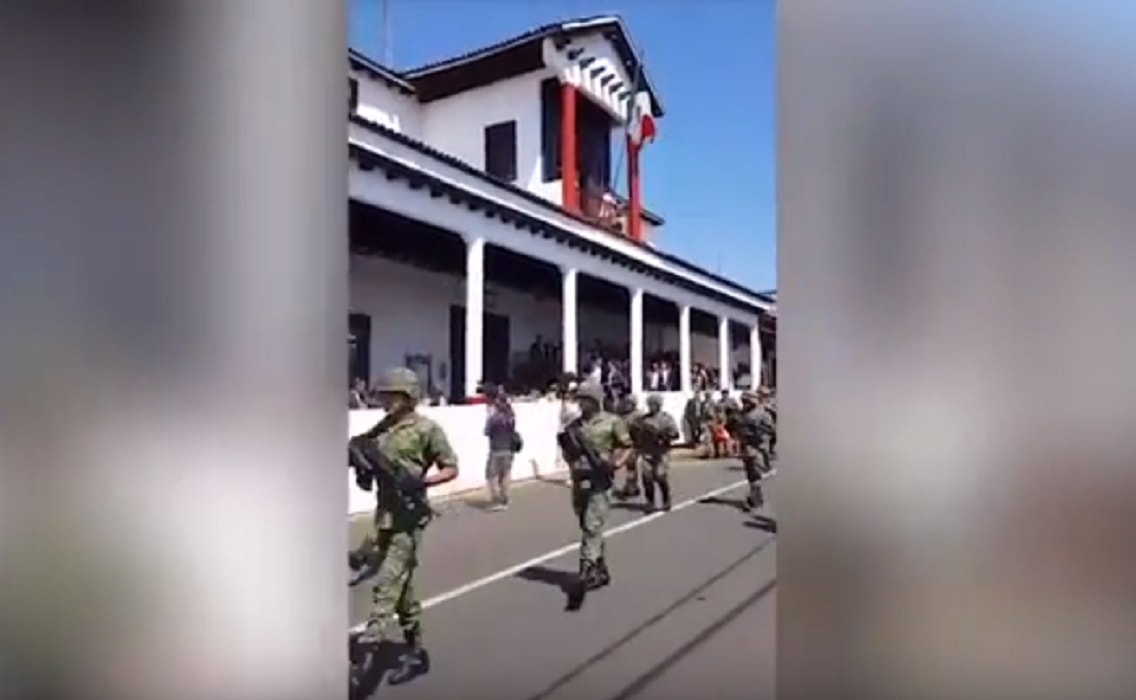 Messico, crolla la tribuna durante la parata militare: tre feriti
