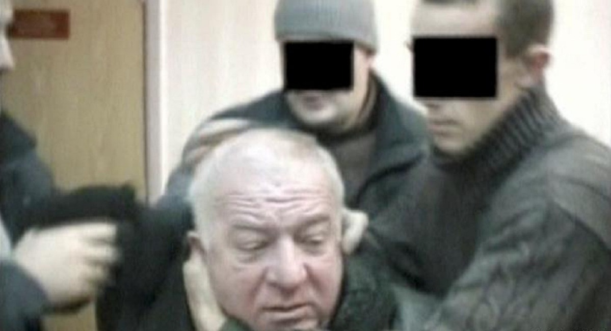 Sergei Skripal, il gas nervino nella bottiglia del profumo. Messo in valigia in Russia