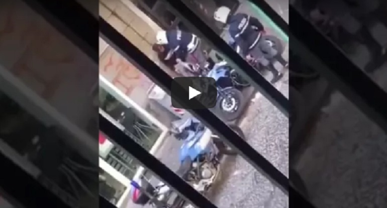 Napoli, due poliziotti picchiano e insultano un ragazzo in strada. Il questore: "Aperta inchiesta" VIDEO