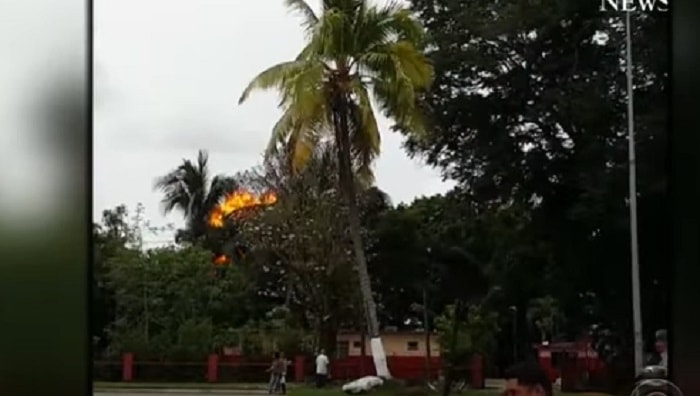 Cuba, lo schianto del Boeing a L'Avana: il fuoco dietro alle palme, i resti carbonizzati...