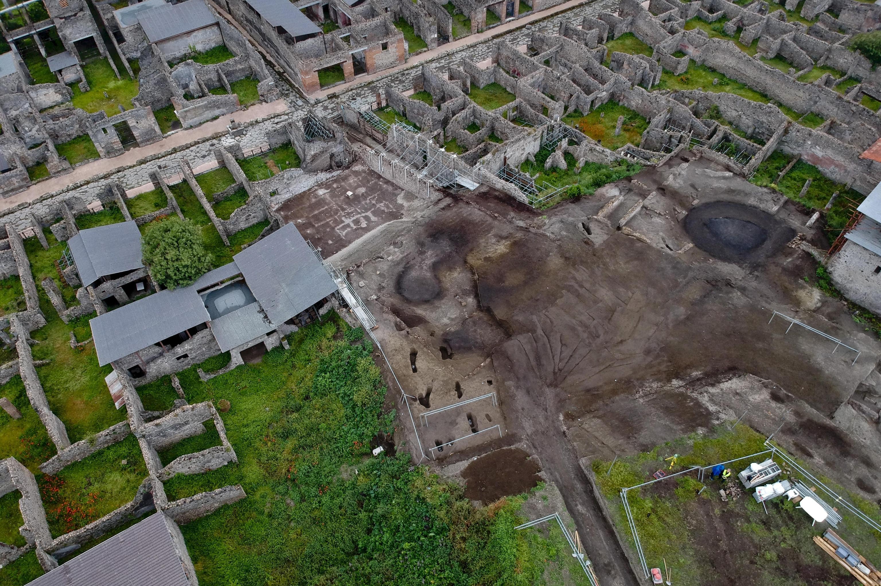 Pompei, vicolo dei balconi torna alla luce tra anfore e amorini FOTO