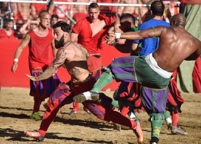 Calcio Fiorentino, il 24 giugno la finale Verdi-Rossi (foto Ansa)
