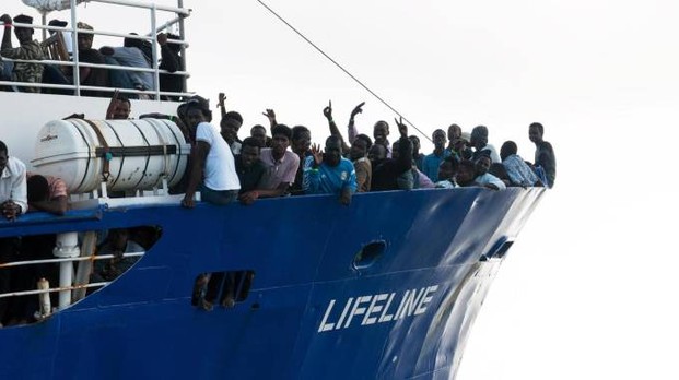 Ong Lifeline salva migranti. Salvini: "Se arrivano in Italia arresteremo equipaggio"