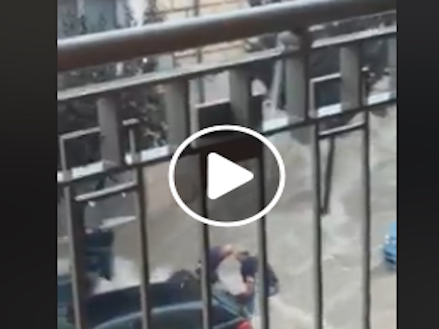 Canosa di Puglia, uomo trascinato dalla pioggia torrenziale: il salvataggio in diretta VIDEO