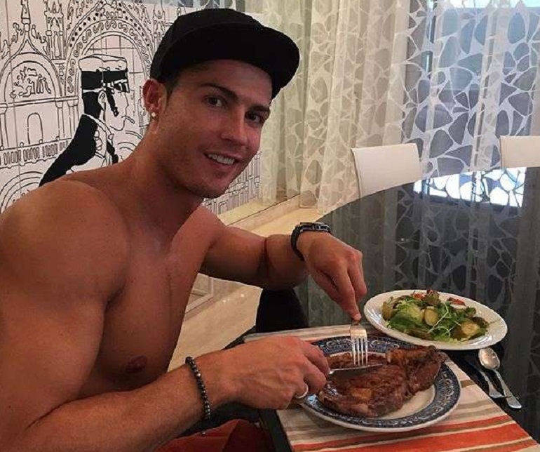 Cristiano Ronaldo, la dieta del campione: colazione salata e pollo. Zuccheri e alcol mai