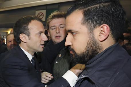 Macron: "Benalla non è il mio amante". Ma nemmeno una semplice guardia del corpo