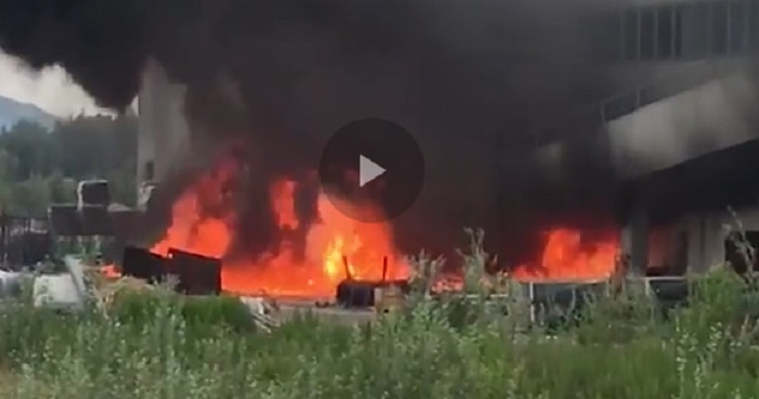 Pietrasanta (Lucca), incendio nel capannone coi solventi. Sos nube tossica: "Chiudete porte e finestre"