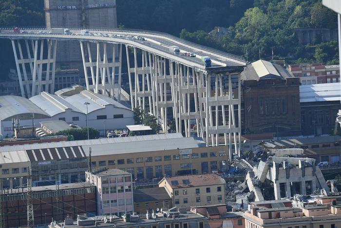 Ponte Morandi minato? La delirante ipotesi gira su Facebook