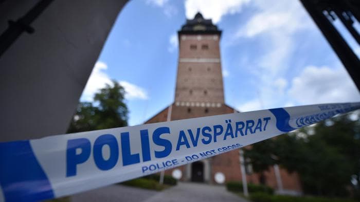 Svezia, rapina perfetta ai reali: due corone trafugate nella cattedrale, fuga in motoscafo