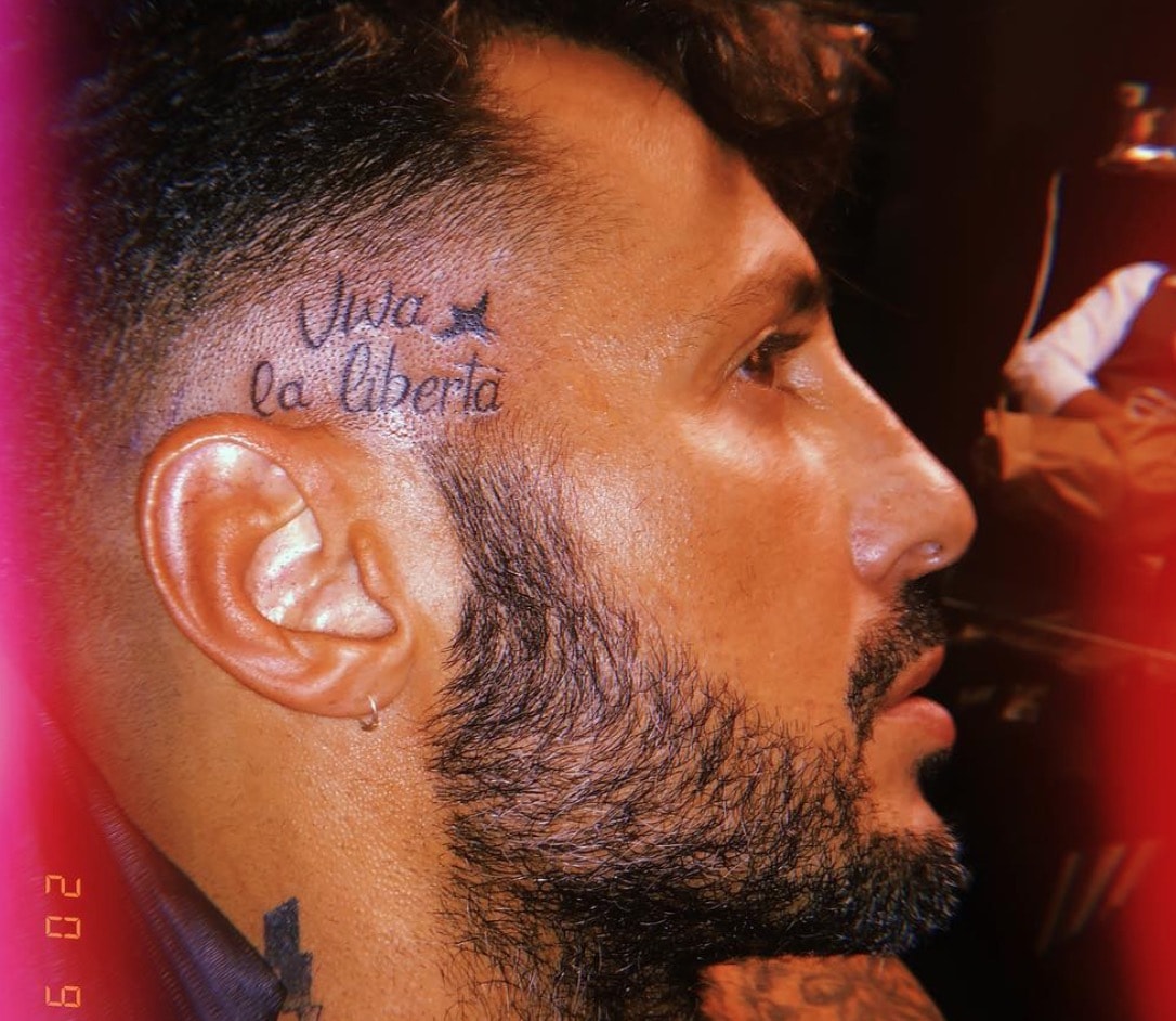 Fabrizio Corona, nuovo tatuaggio. E apre uno studio di tattoo