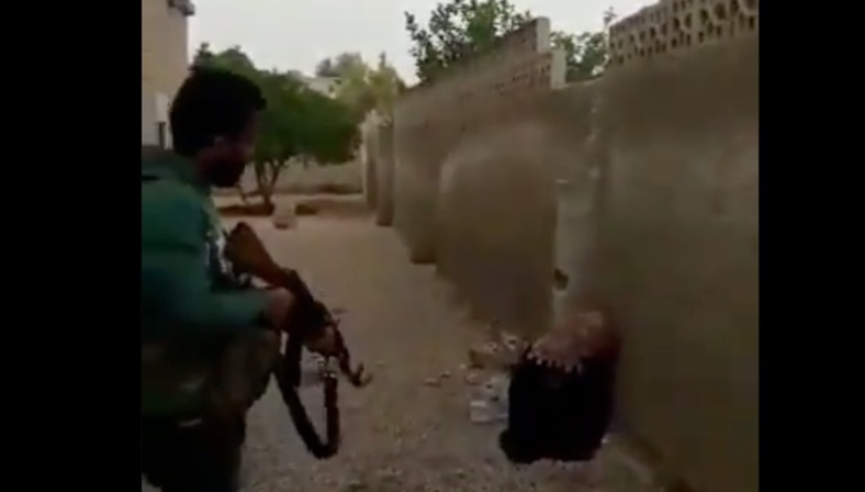 Siria, uccide la sorella a fucilate: "Ha macchiato l'onore della famiglia" VIDEO