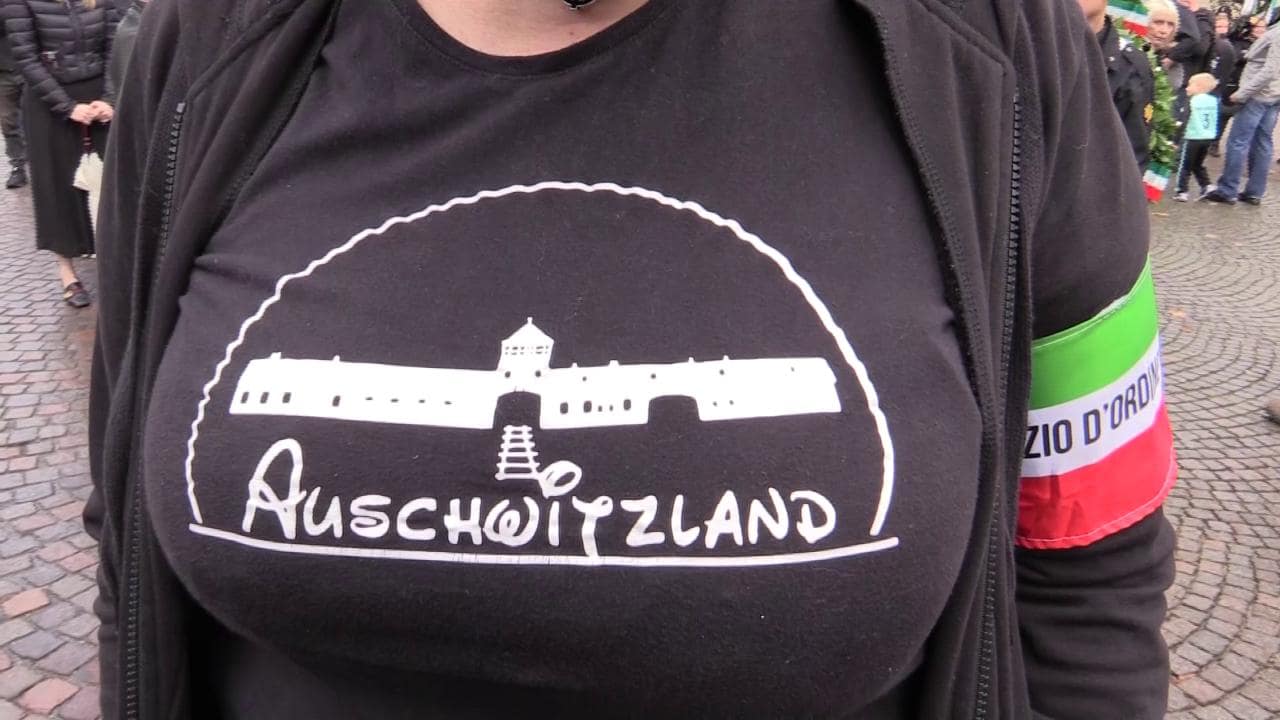 Auschwitzland, perfino per Forza Nuova è troppo: cacciata la militante con la t-shirt della vergogna