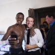 Macron, FOTO con il ragazzo che fa il dito medio3