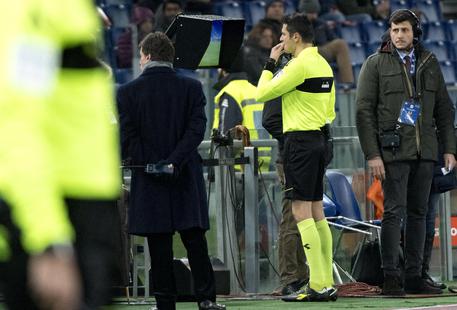 Napoli-Roma ritarda per problemi nel collegamento tra arbitro e VAR