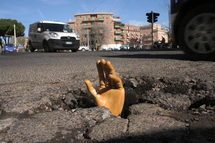 Il Giro d'Italia 2019 scavalcherà Roma e le sue buche eterne: sconfitti e rassegnati