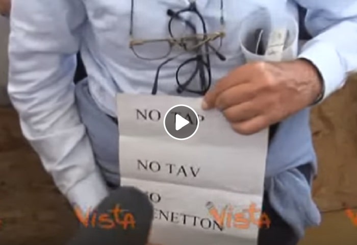 Vittorio Di Battista al Circo Massimo a Italia 5 Stelle col cartello No Tap, No Tav, No Benetton VIDEO