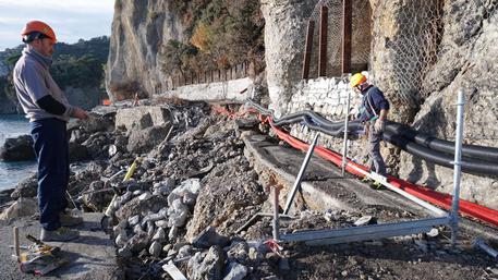 Portofino, Salvini occhio a Di Maio, non lo facciamo mangiare dalle mosche. Nella foto Ansa: i lavori per la passerella