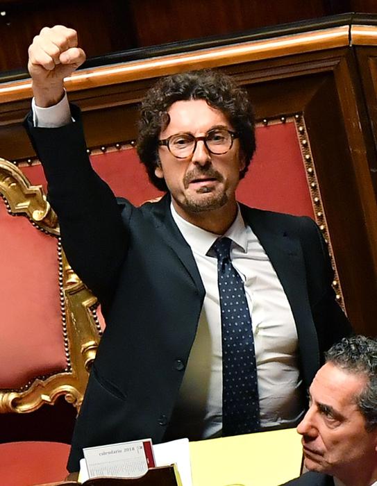 M5S, balconi e pugni chiusi: destra/sinistra cortocircuito bipolare