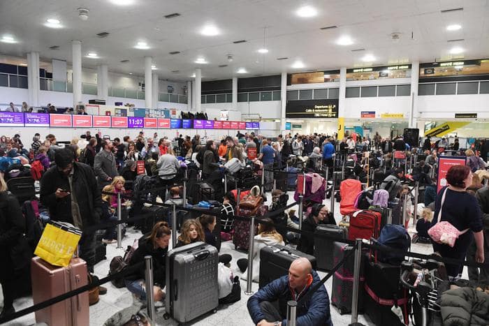Gatwick Londra riapre sotto Natale: aeroporto bloccato due giorni dai droni, due arresti