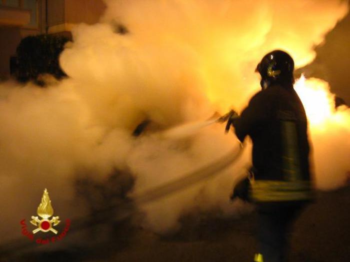 Concordia Sagittaria (Venezia), incendio in casa: madre porta in salvo le figlie, poi rientra e muore