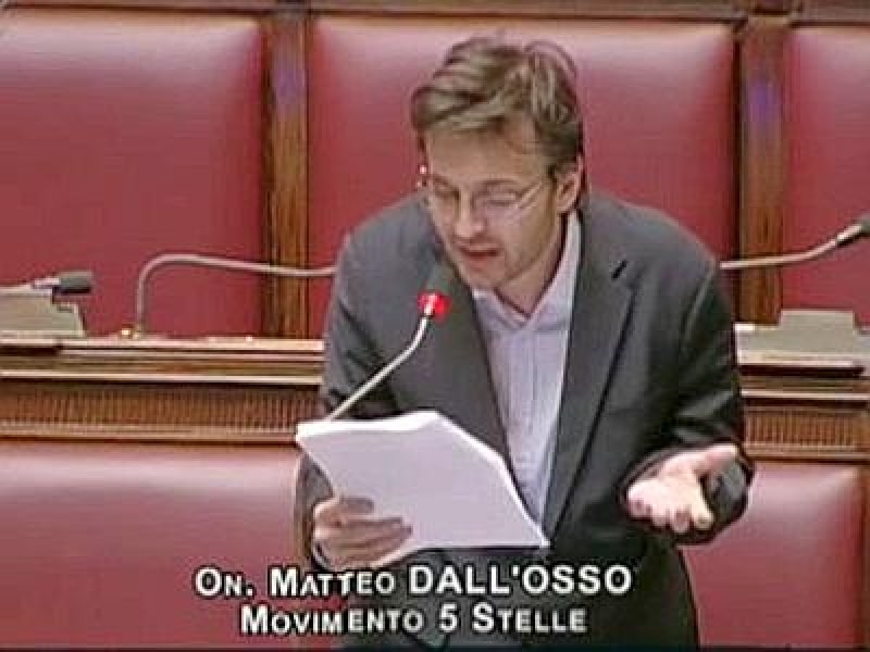 Beppe Grillo sfotte Dall'Osso: "Offro il doppio di Berlusconi"