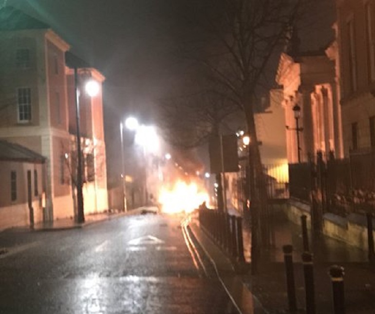 Irlanda del Nord, torna l'incubo terrorismo: autobomba esplode fuori dal tribunale di Derry (foto Ansa)