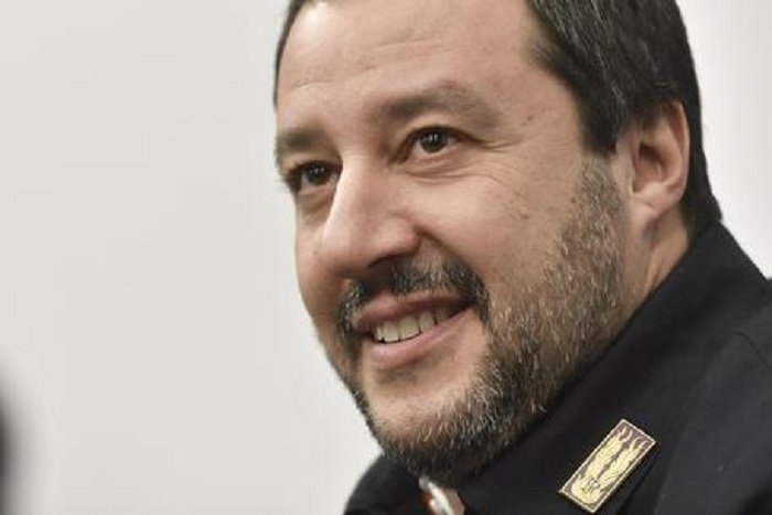 Scritta anarchici a Milano: "Non sparare a salve, spara a Salvini"