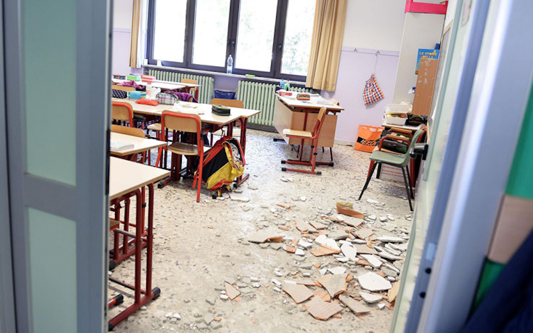Taranto, crolla tetto in una scuola dopo lancio petardo: nessun ferito