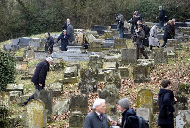 Francia, profanato cimitero ebraico vicino Strasburgo. Parigi si mobilita contro l'antisemitismo