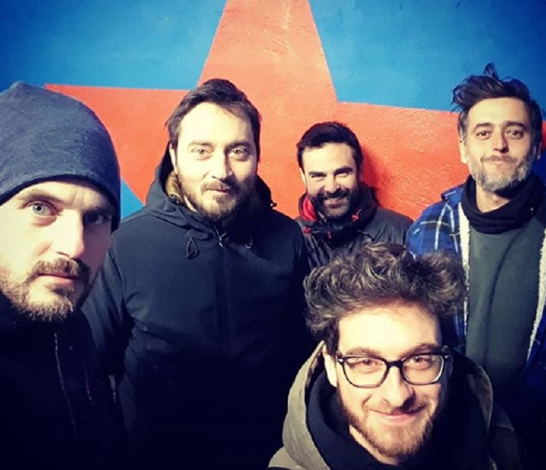 I "Mokadelic" sono un gruppo post rock formato da Alessio Mecozzi (chitarra e synth), Cristian Marras (basso e synth), Alberto Broccatelli (batteria), Maurizio Mazzenga (chitarra) e Luca Novelli (piano e chitarra). Nel 2002 pubblicano il loro primo album: "I plan on Leaving Tomorrow". Nel 2014 vengono chiamati da Stefano Sollima, con il quale avevano già lavorato per "ACAB", per comporre la colonna sonora della serie di "Gomorra". Nel 2018 firmano le musiche di "Sulla mia pelle", il film che racconta la storia di Stefano Cucchi.